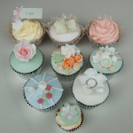 roses-and-pearls-wedding-cupcakes