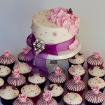 stripes-and-roses-wedding-cupcakes